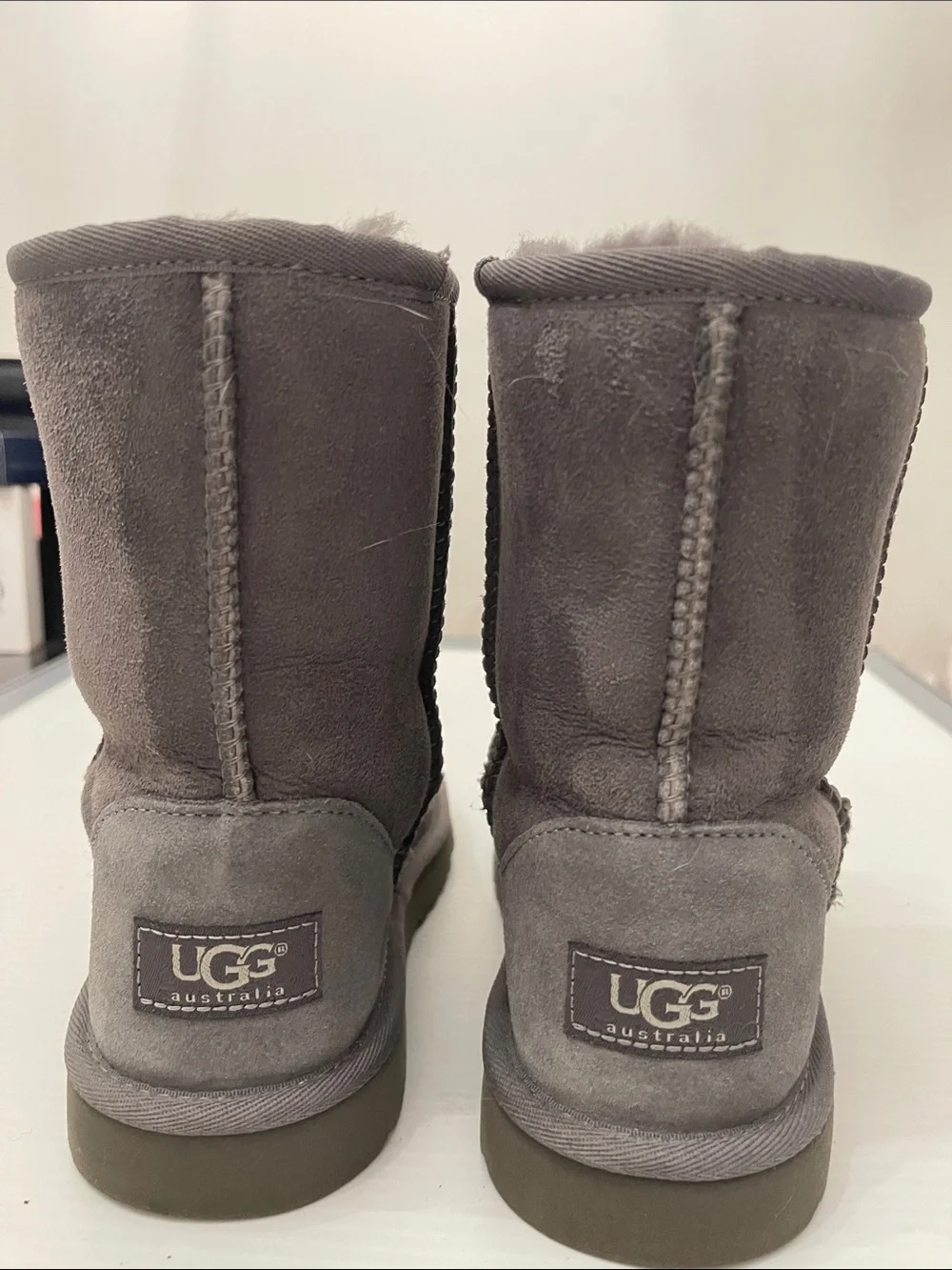 UGG WINTER CLASSIC SHORT II BOOTS BOYS-GIRLS SIZE 4
